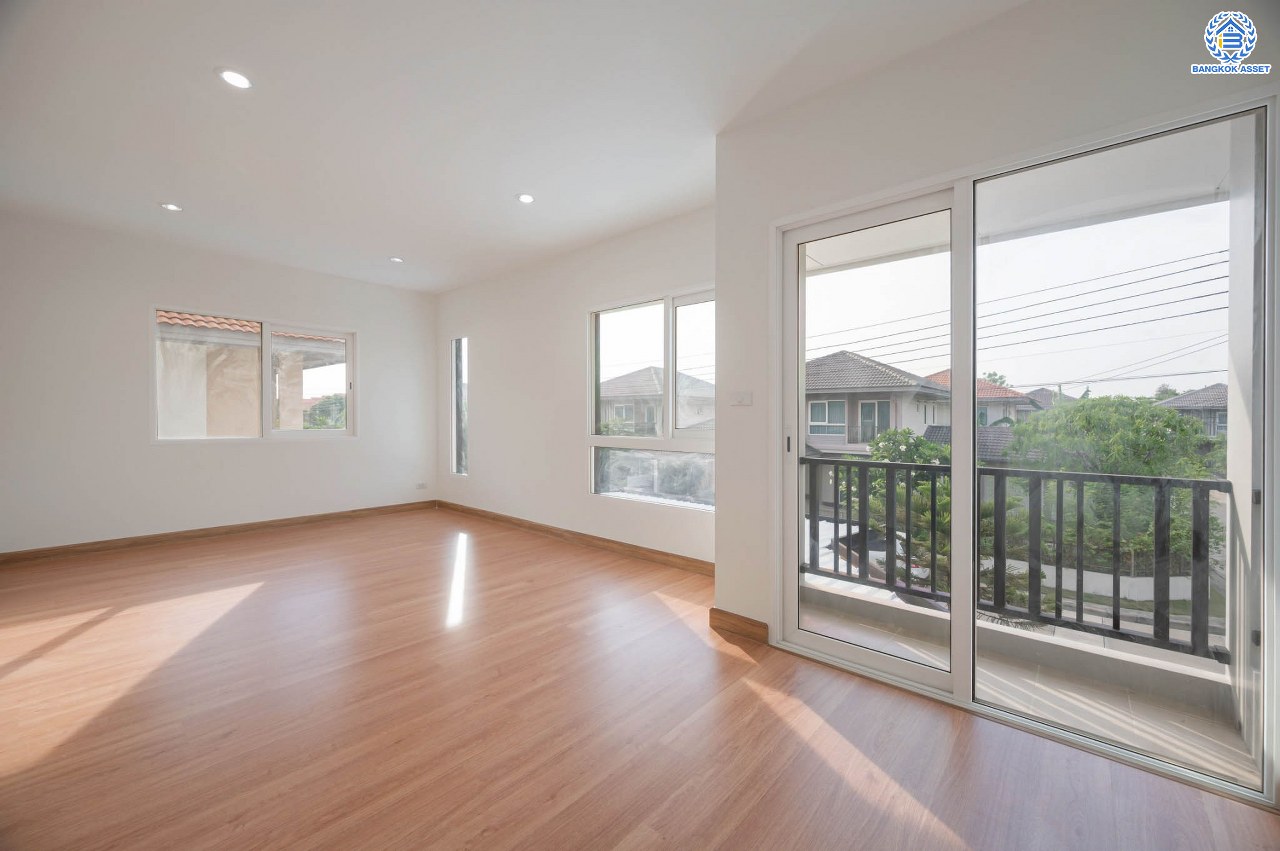 บ้านมือสองตกแต่งใหม่ จากแบรนด์Sansiri โครงการ คณาสิริ วัดพระเงิน หลังมุม ตกแต่งสไตล์โมเดิร์น เนื้อที่ 55.7 ตร.ว. ฟังก์ชัน 3 ห้องนอน 2 ห้องน้ำ 1 ห้องอเนกประสงค์ จอดรถได้ 2 คัน บนทำเลเดินทางสะดวก ใกล้รถไฟฟ้าสายสีม่วง "สถานีตลาดบางใหญ่" จุดขึ้นทางด่วน "ศรีรัช" และเซ็นทรัลเวสต์เกต